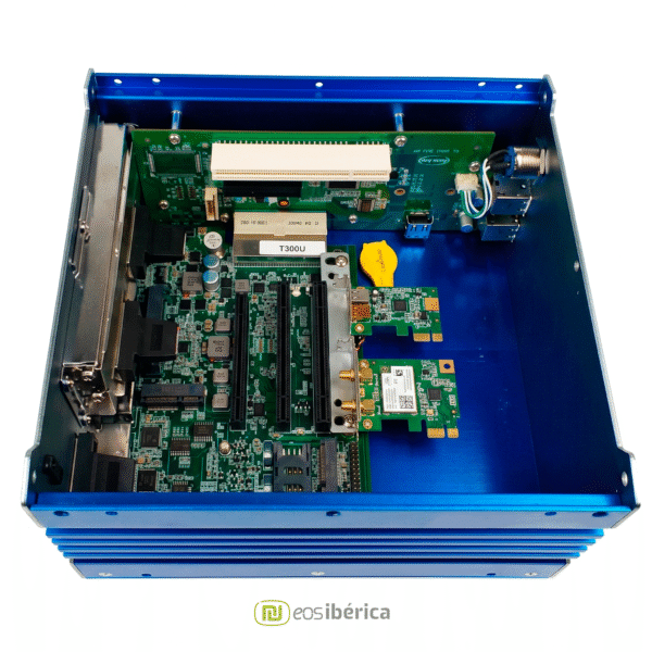 PC industrial fanless com processador Intel i5-7200U de 7.ª geração, ideal para ambientes exigentes graças ao seu chassis robusto de alumínio e refrigeração passiva sem ruído. Oferece grande conetividade com dupla LAN RJ45, até 6 portas COM e possibilidade de expandir a RAM até 16 GB, além de ranhuras PCI e PCIe para expansão gráfica.