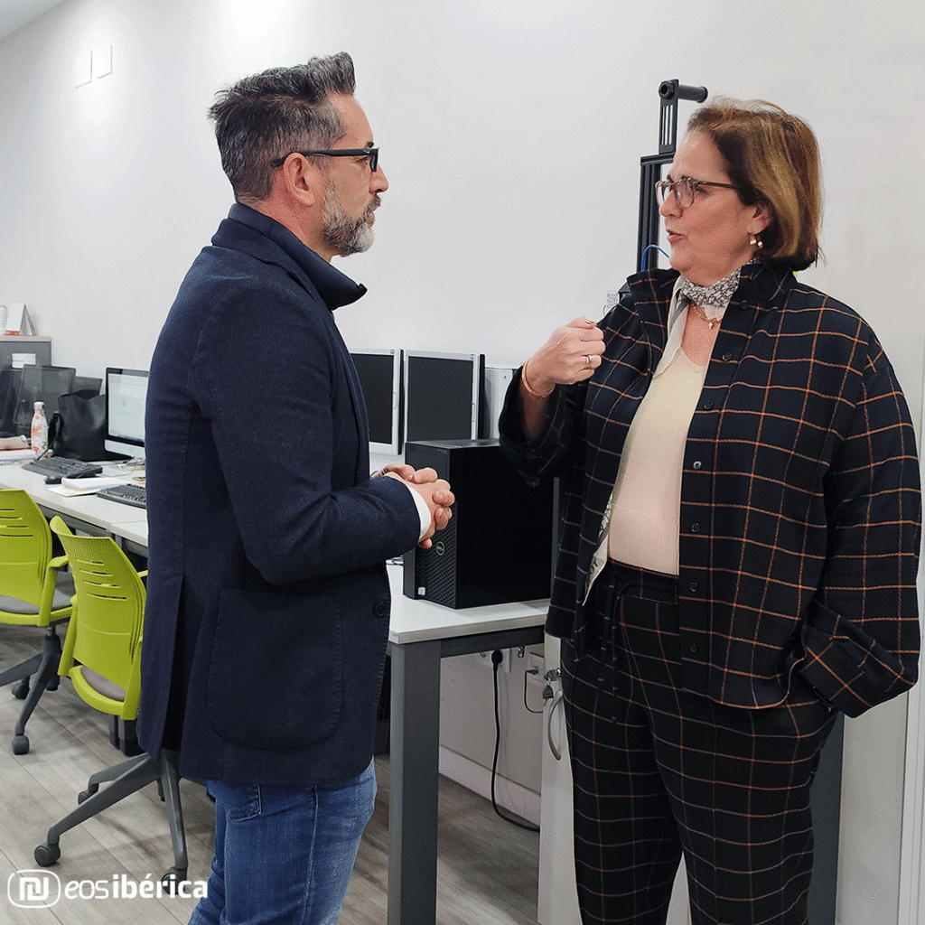 Na imagem aparecem Marco Castilla, CEO do Grupo EOS Ibérica, e Blanca Torrent, presidente do Instituto Municipal de Desenvolvimento Económico e Emprego de Córdoba (Imdeec).
