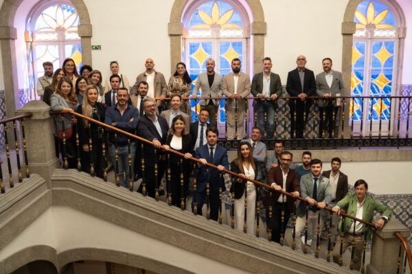 Grupo de empresários vestidos de terno na escada do Palácio da Bolsa em Porto, Portugal