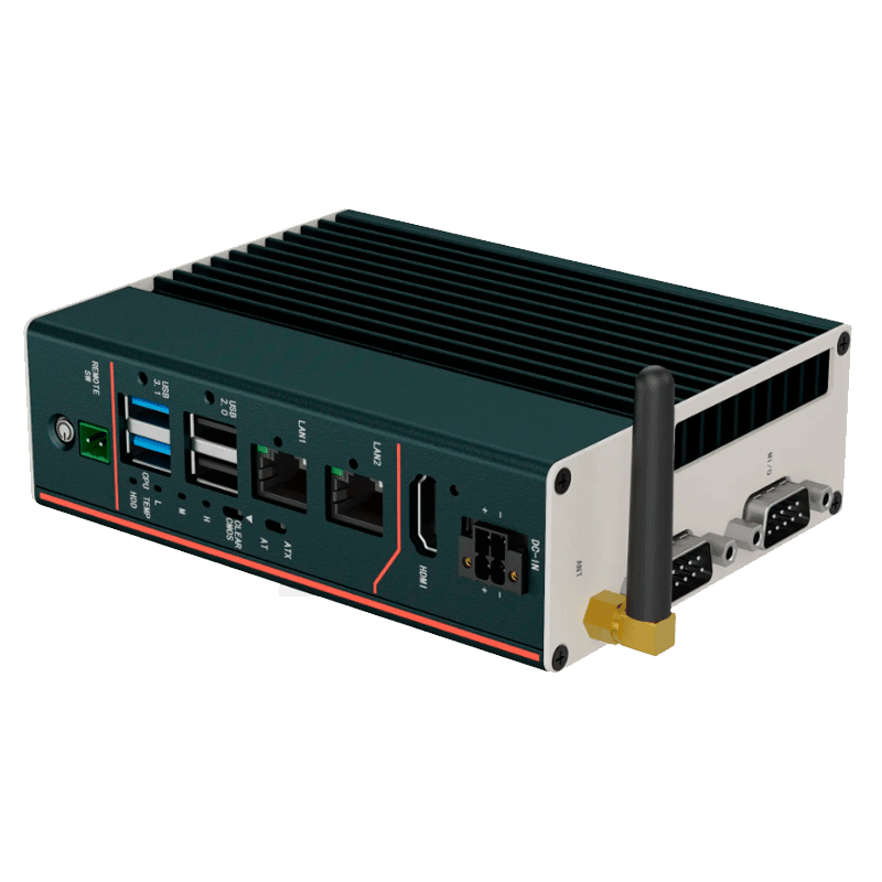 Vista em perspetiva de três quartos do computador industrial fanless, mostrando a parte superior com ranhuras de dissipação de calor, o painel frontal com os portos USB, LAN e HDMI, e um painel lateral claro que inclui uma antena Wi-Fi vertical e duas portas série COM (RS232/RS485).