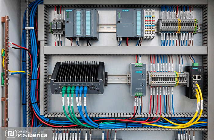 Computador industrial fanless eRX i5-10210u POE da EOS Ibérica montado em calha DIN dentro de um armário elétrico de automação industrial com cablagem de rede estruturada.